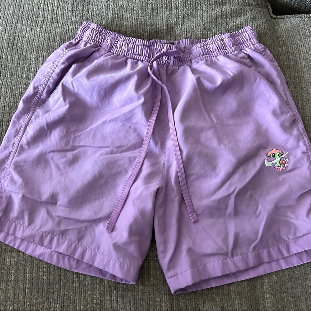 Nike Sportswear Sport Essentials
Men's Woven Lined Flow Shorts
Above the knee
